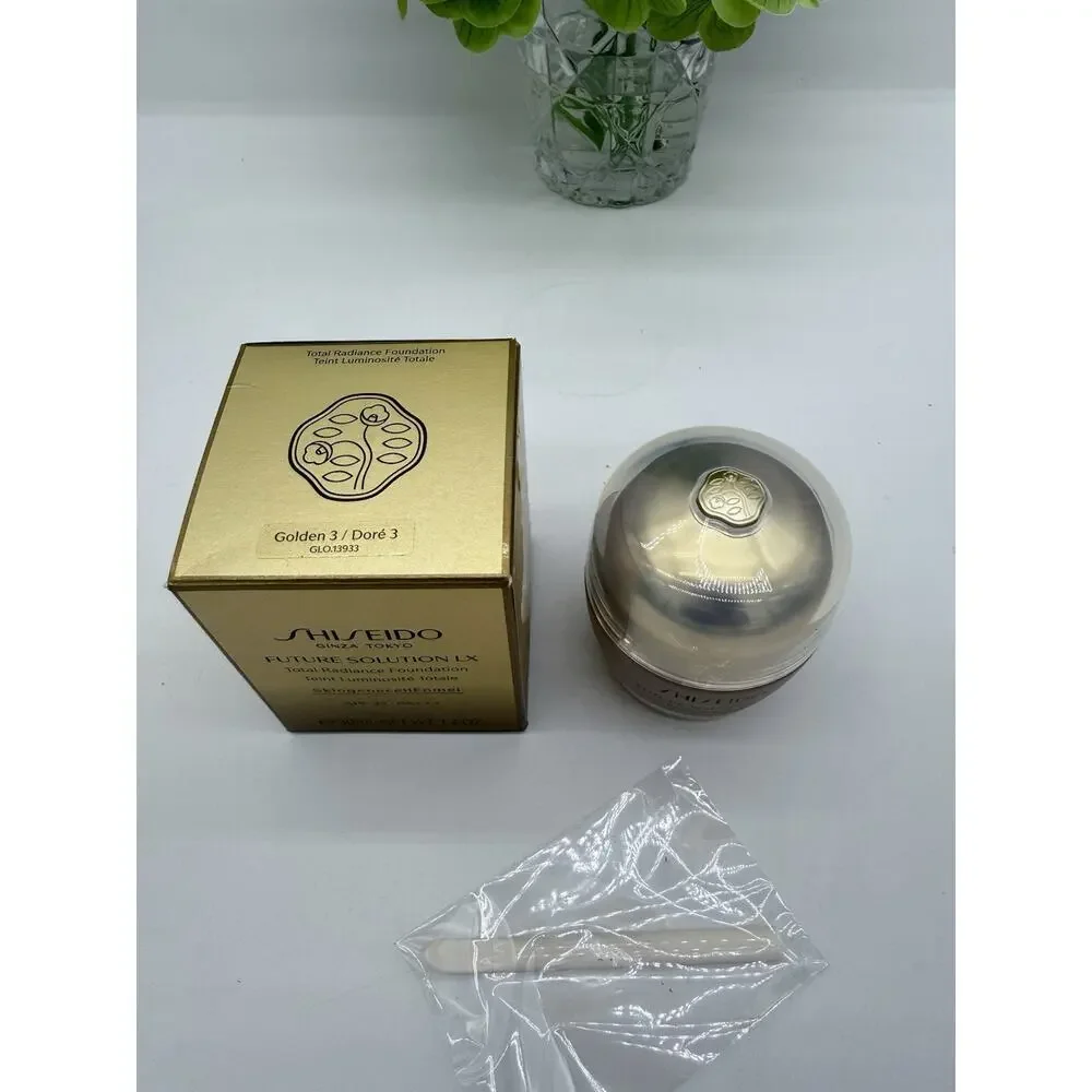 Shiseido - Future Solution LX Total Radiance Foundation Golden 3 SPF15 30ml /1oz